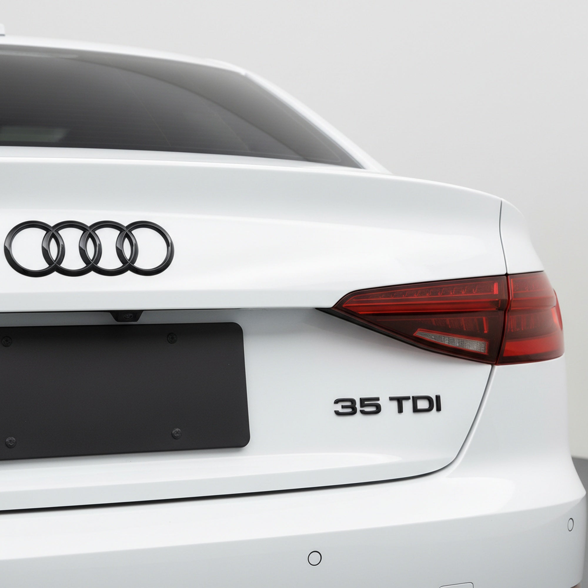 Emblemă Audi 35 TDI pentru portbagaj / haion, Negru Lucios