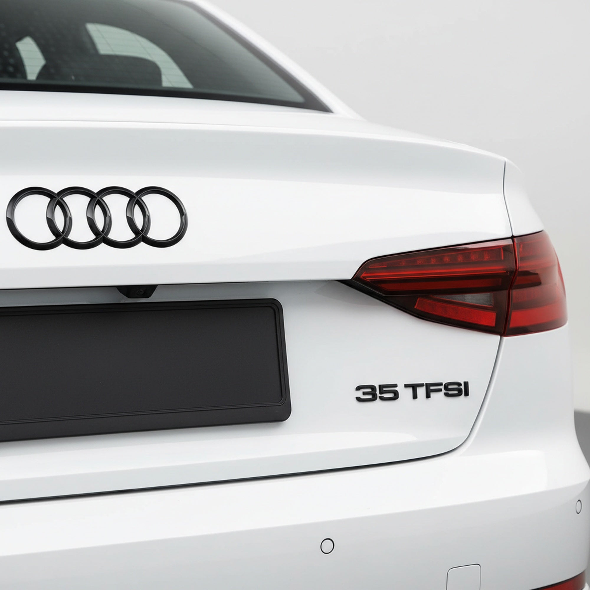Emblemă Audi 35 TFSI pentru portbagaj / haion, Negru Lucios