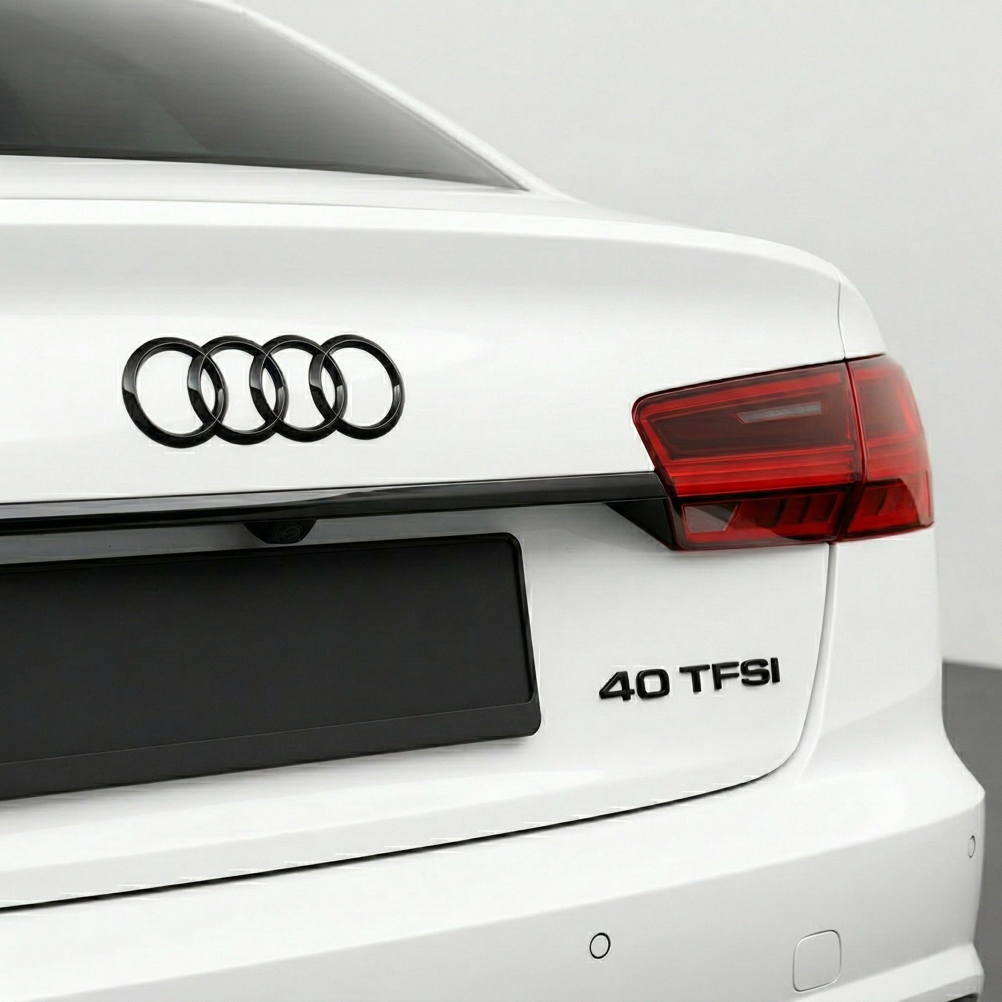 Emblemă Audi 40 TFSI pentru portbagaj / haion, Negru Lucios