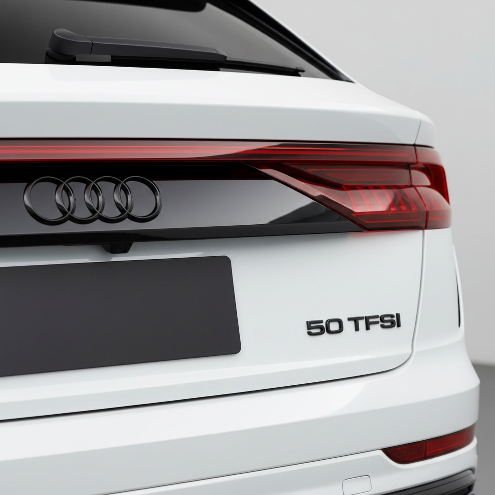 Emblemă Audi 50 TFSI pentru portbagaj / haion, Negru Lucios