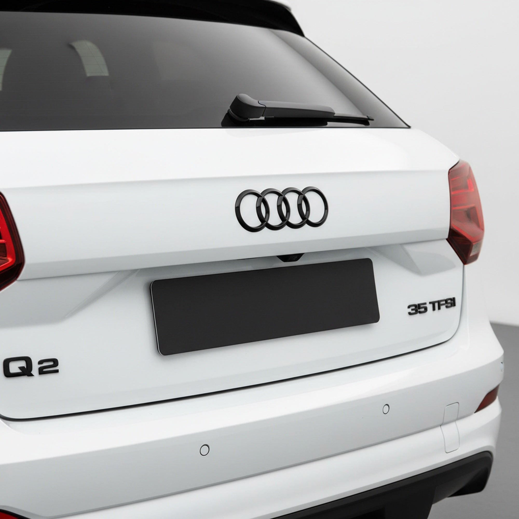 Emblemă Audi Q2 pentru portbagaj / haion, Negru Lucios