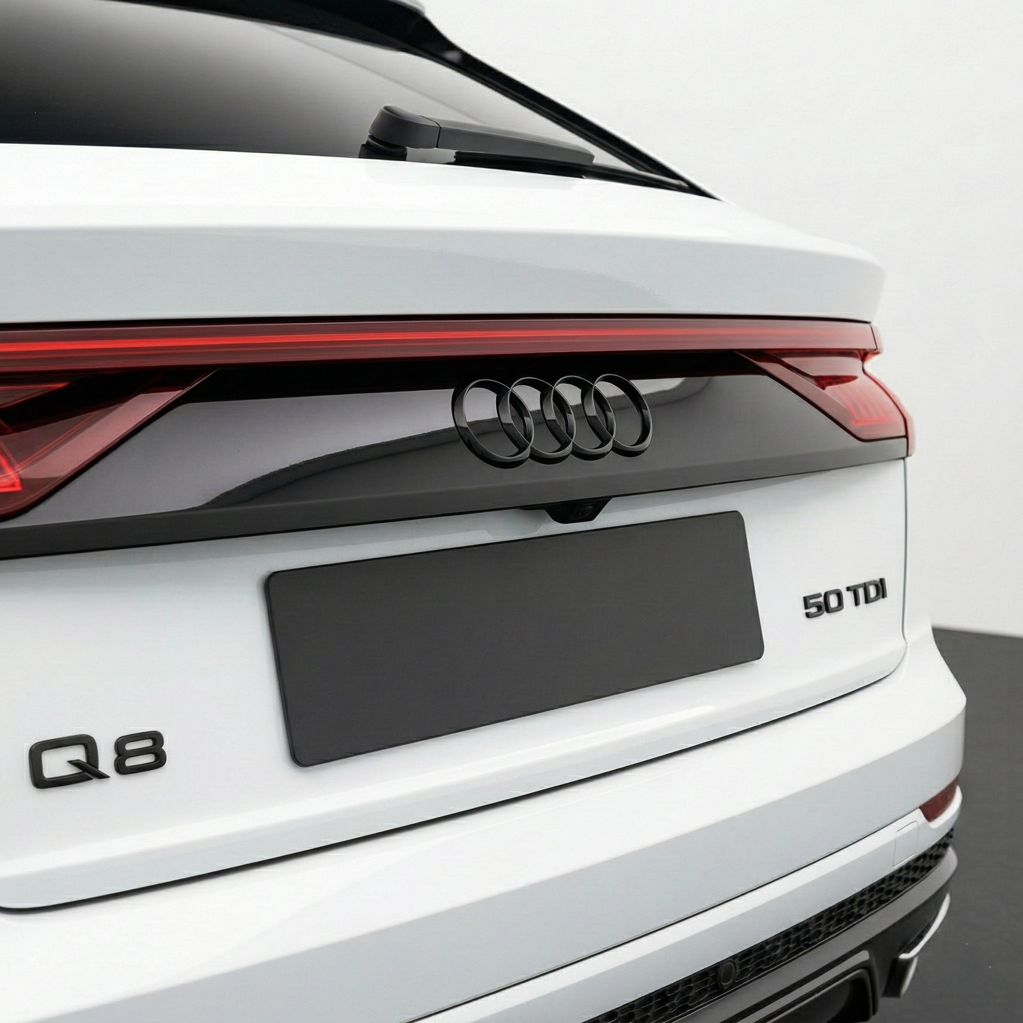Emblemă Audi Q8 pentru portbagaj / haion, Negru Lucios