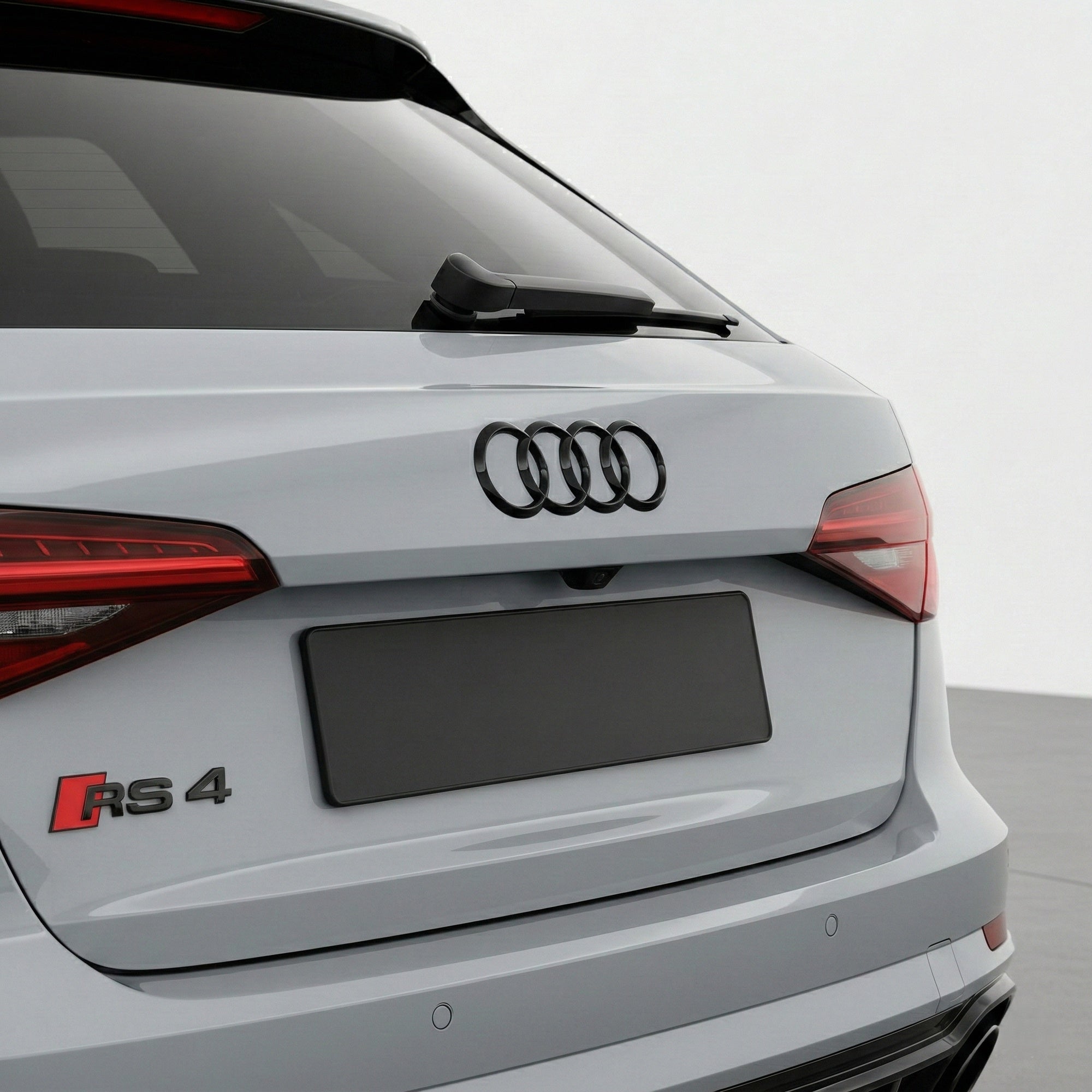 Emblemă Audi RS4 pentru portbagaj / haion, Negru Lucios