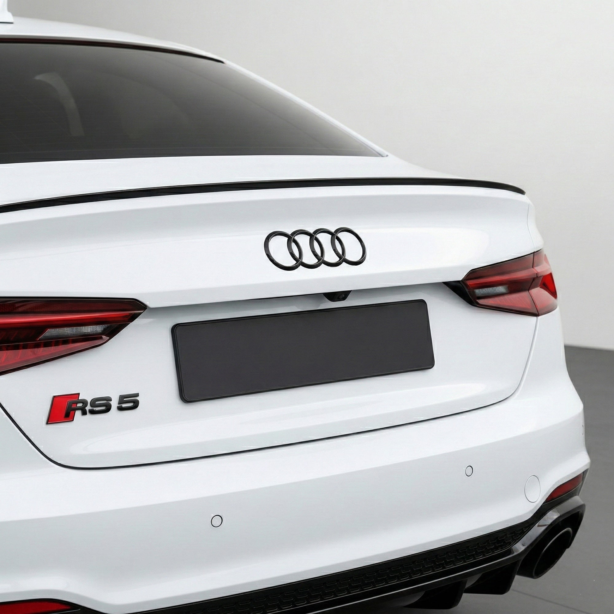 Emblemă Audi RS5 pentru portbagaj / haion, Negru Lucios