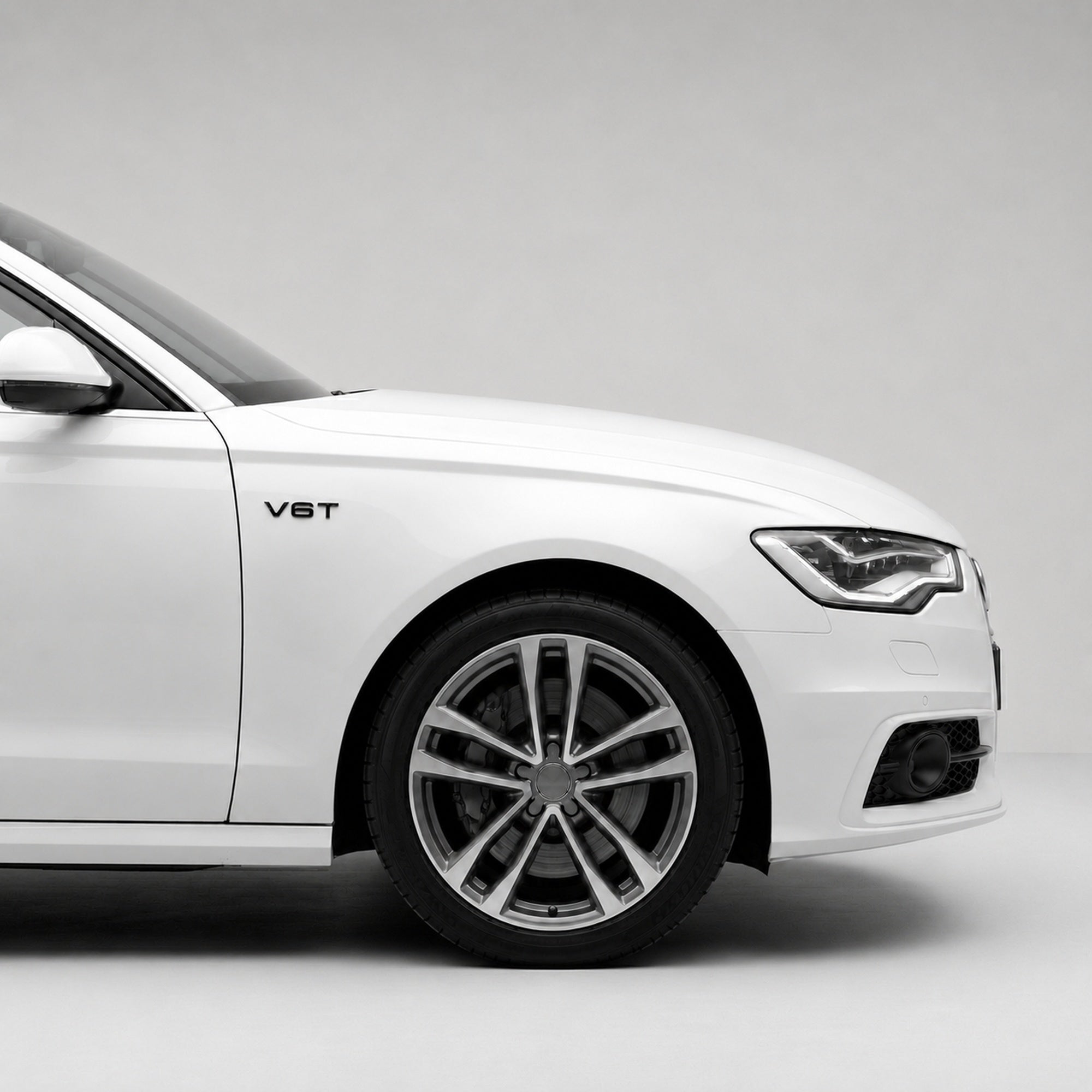 Set 2 embleme Audi V6T pentru aripi, Negru Lucios