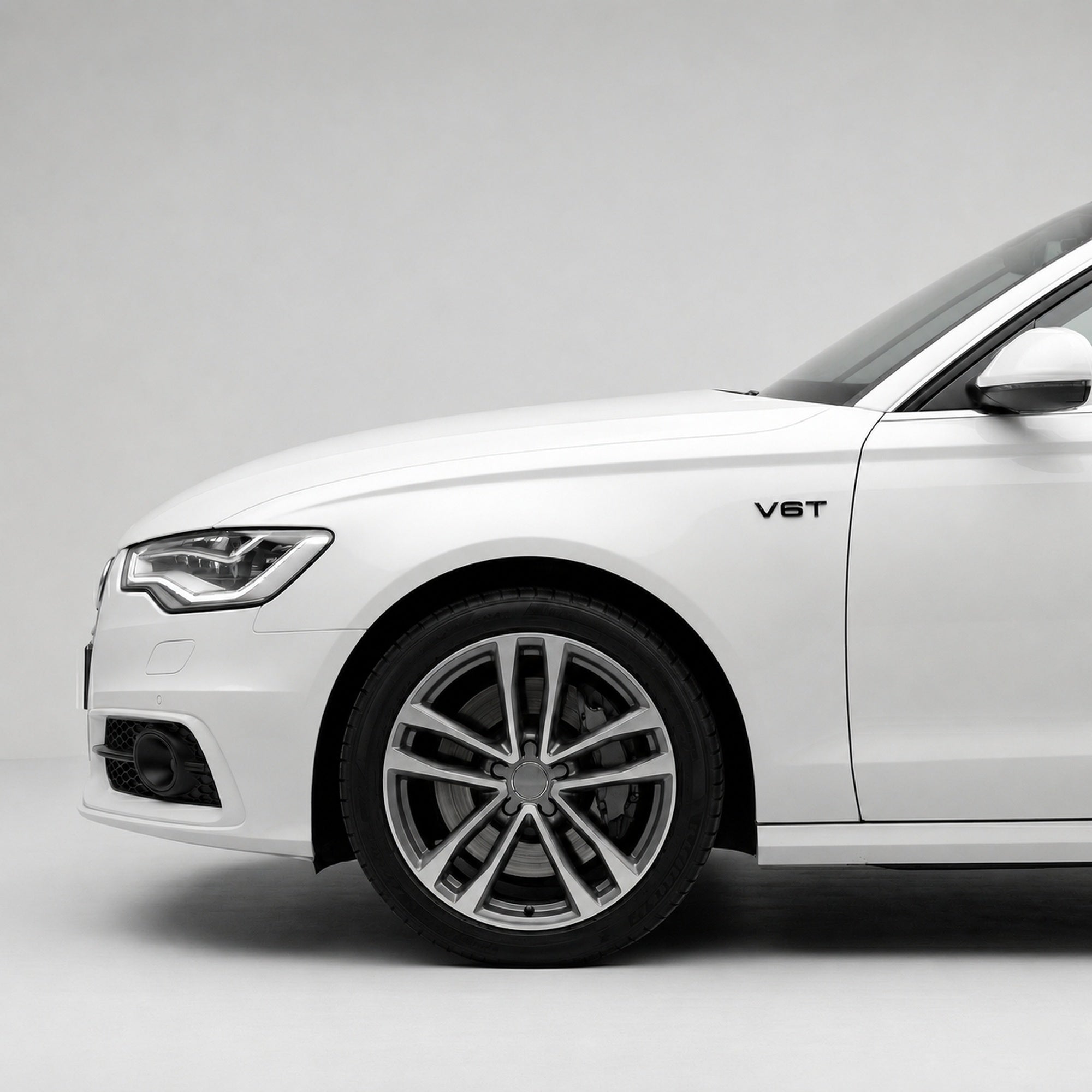 Set 2 embleme Audi V6T pentru aripi, Negru Lucios
