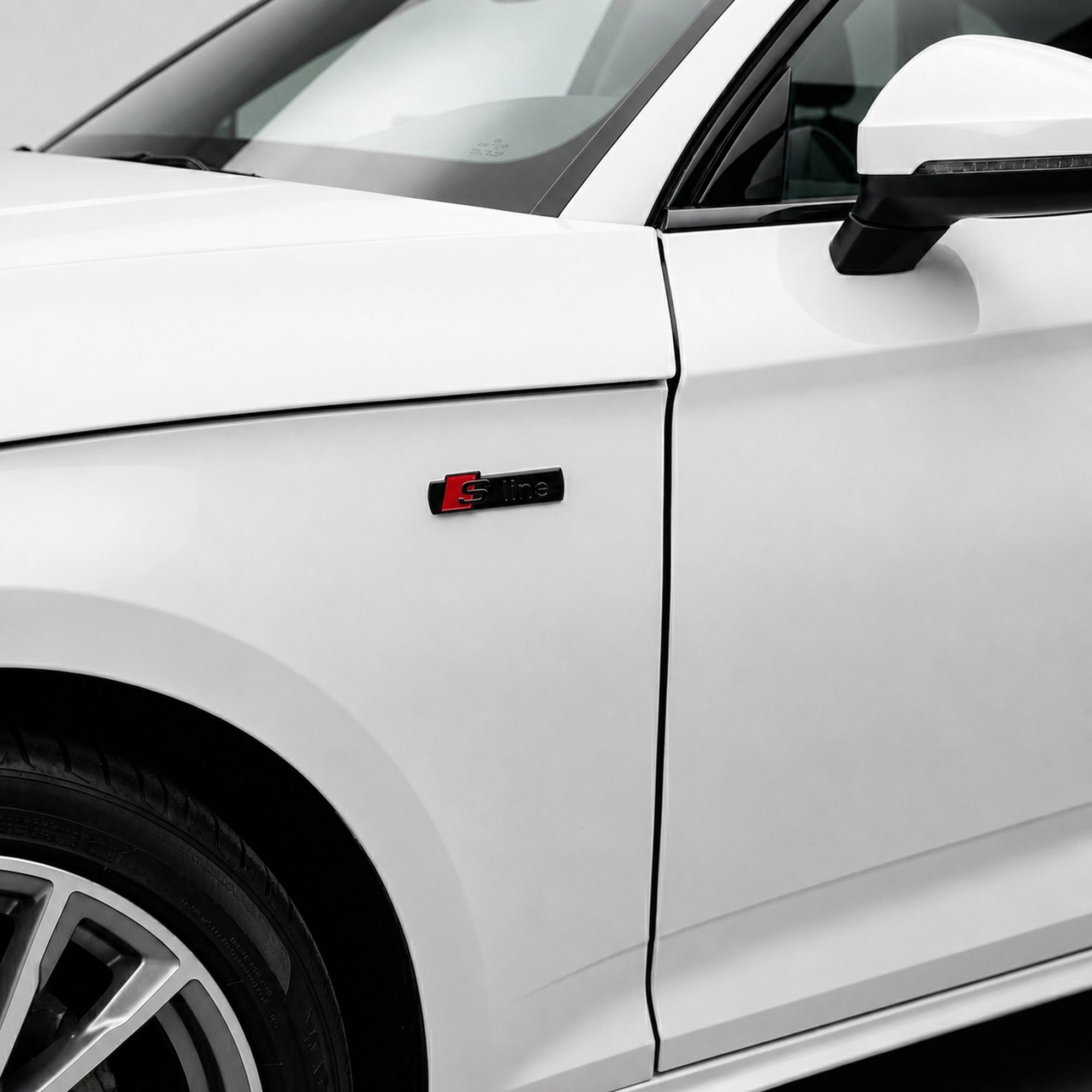 Set 2 embleme Audi S line pentru aripi / uși, Negru Lucios