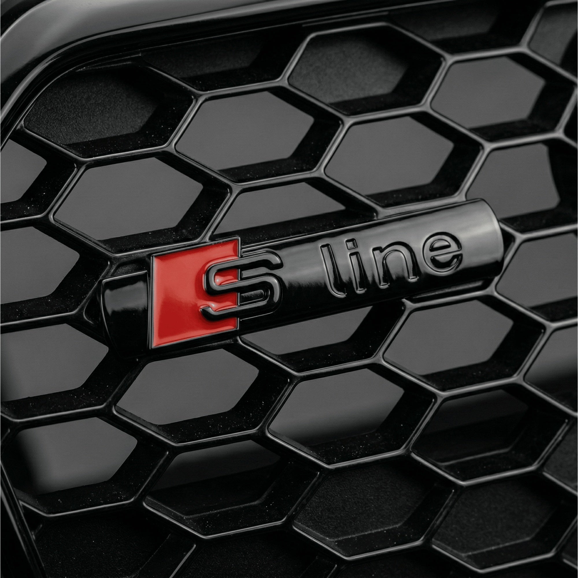 Emblemă Audi S line metalică pentru grilă fagure, Negru Lucios
